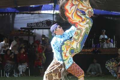 Direktur AKN Seni dan Budaya Yogyakarta Turut Menari Jathilan dalam Peringatan Hari Tari Dunia