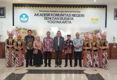 Mahasiswa AKNSBY Ketika Kuliah Sudah Bekerja, Kemdiktisaintek Berikan Apresiasi